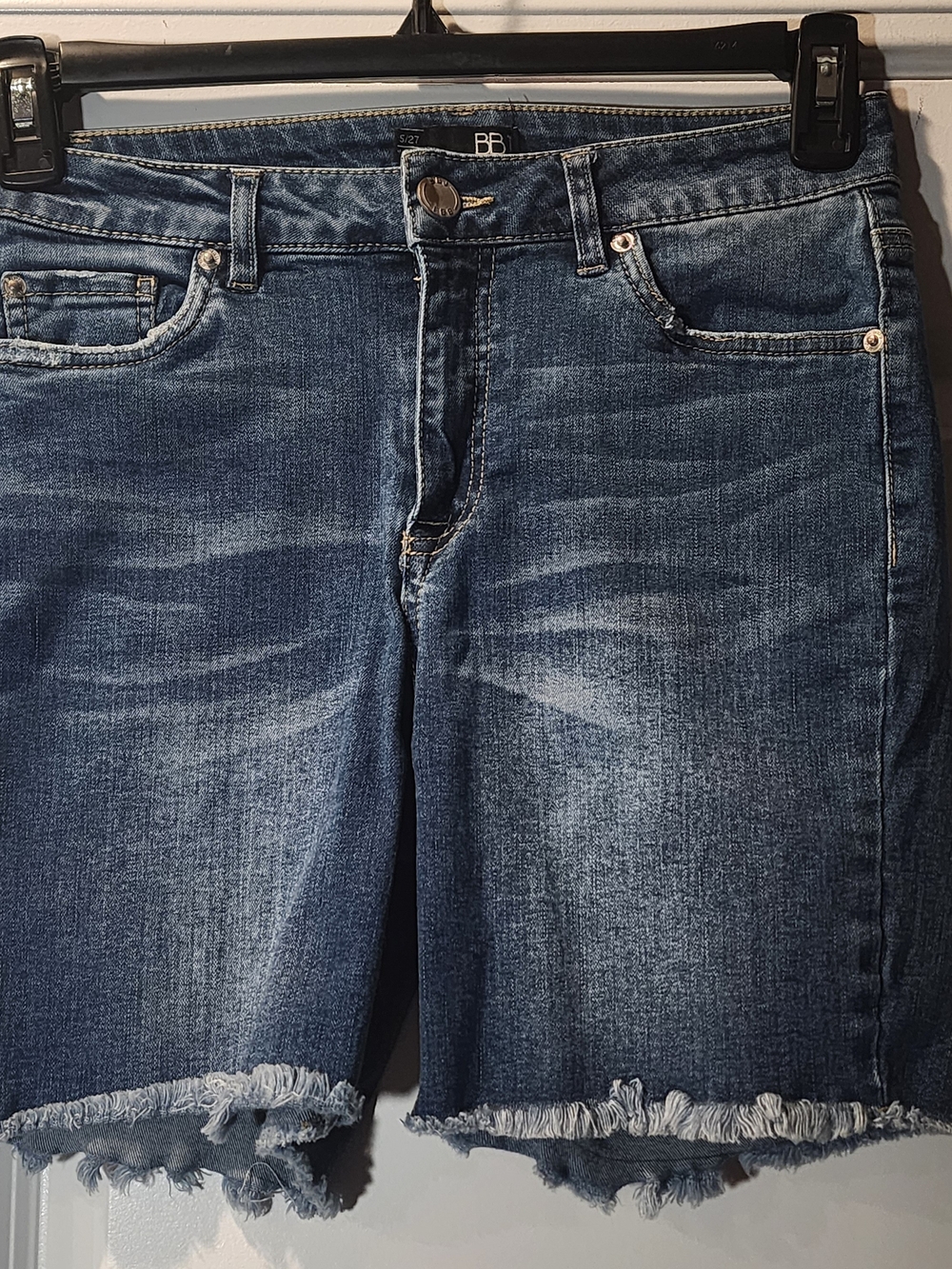 BB Denim Women's Blue Jean Shorts with Frayed Hem Size 5/27. Item 0727269SH